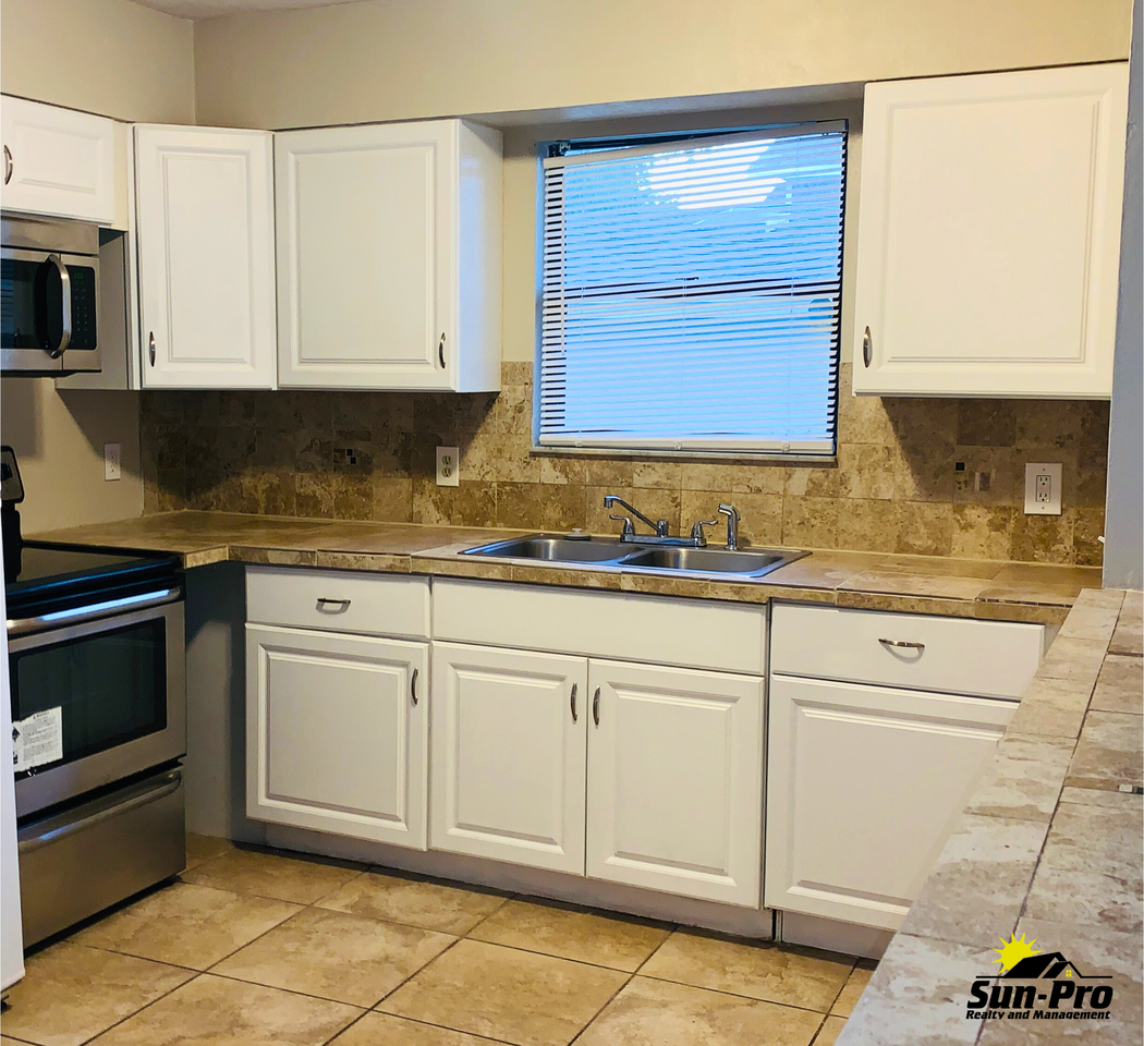 957 Glenwood St - Photo 6 of 20