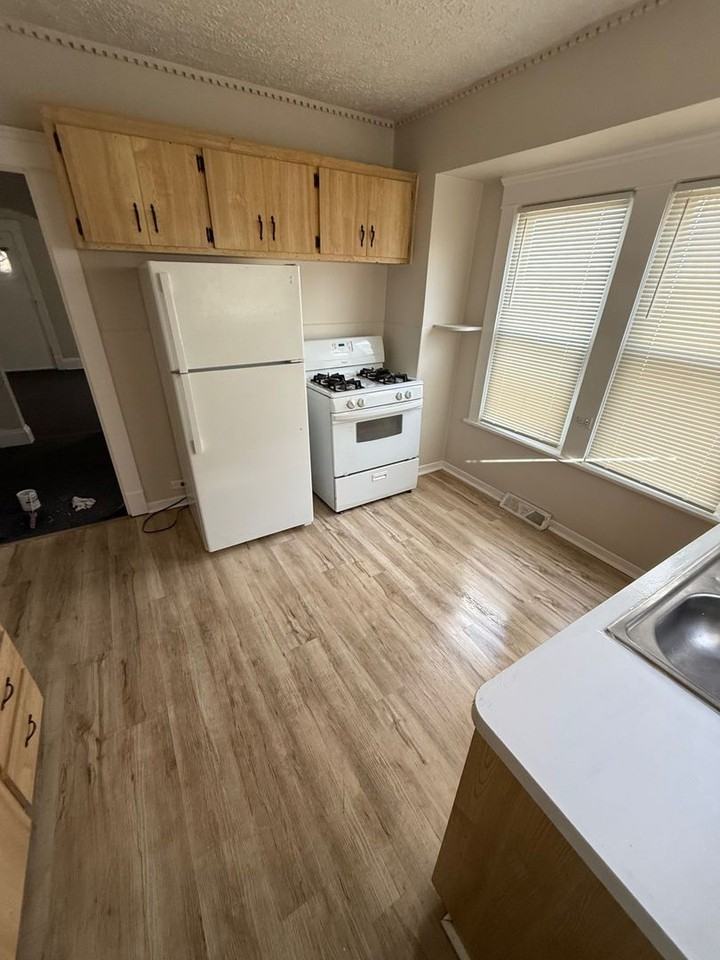 10002 Parkview Ave - Photo 2 of 24