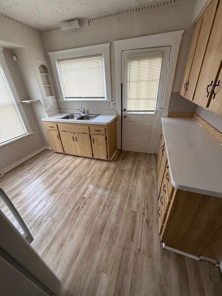 10002 Parkview Ave - Photo 3 of 24