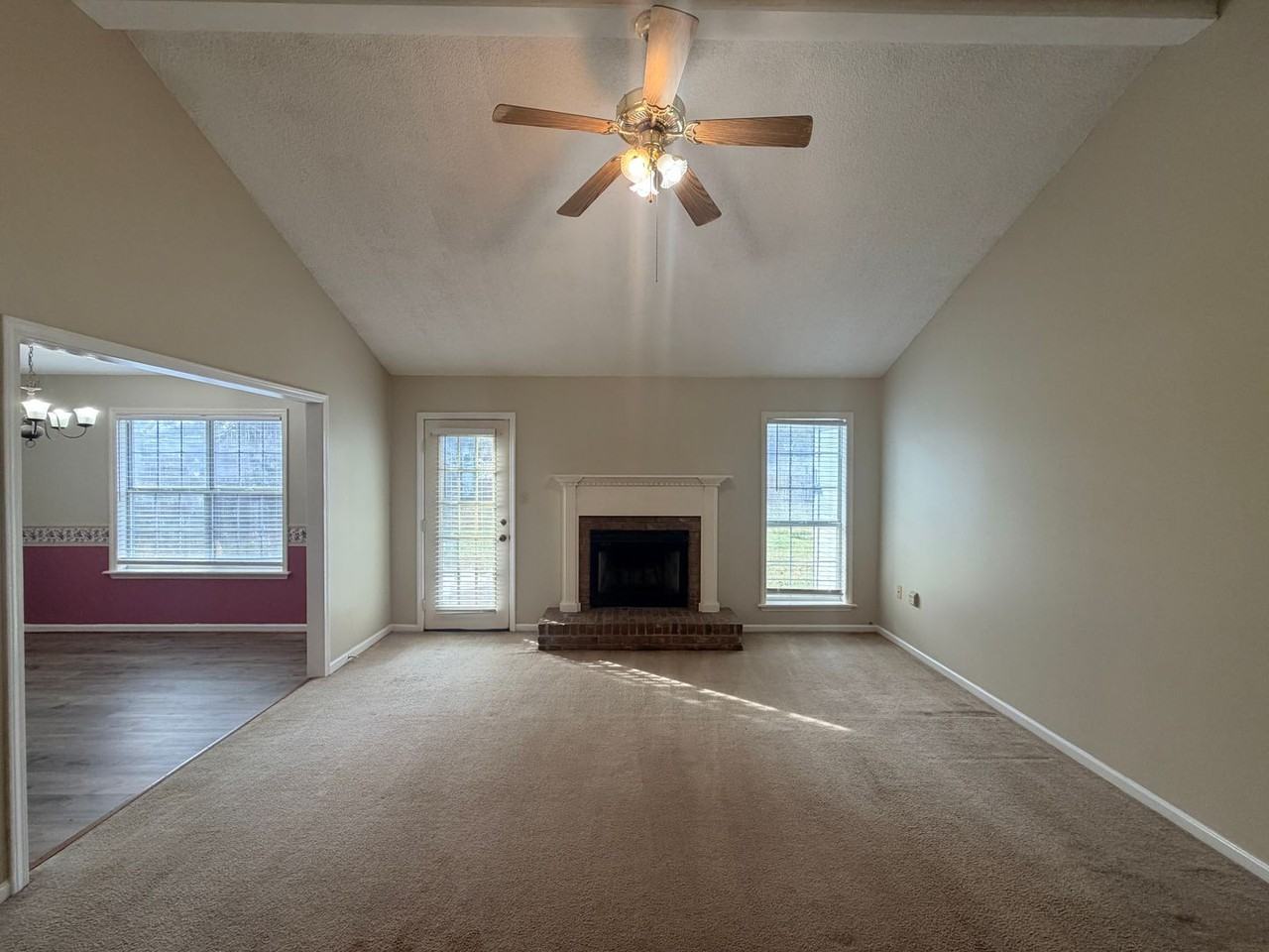 4020 Stratford Cir - Photo 4 of 31