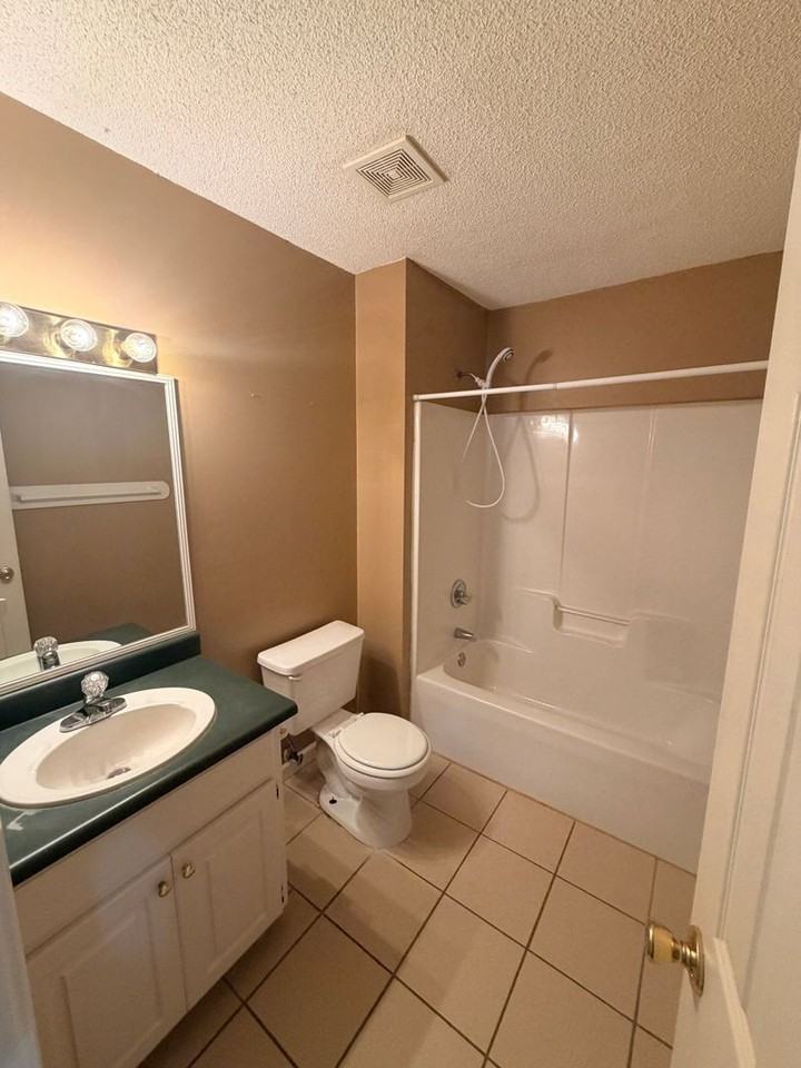 4020 Stratford Cir - Photo 5 of 31