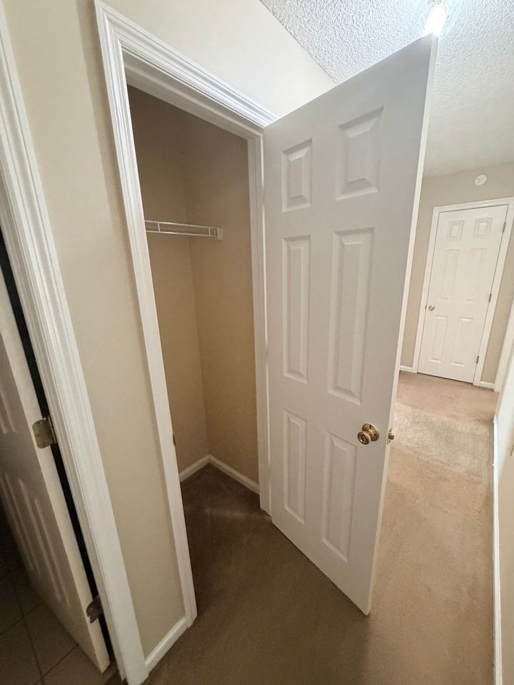 4020 Stratford Cir - Photo 7 of 31