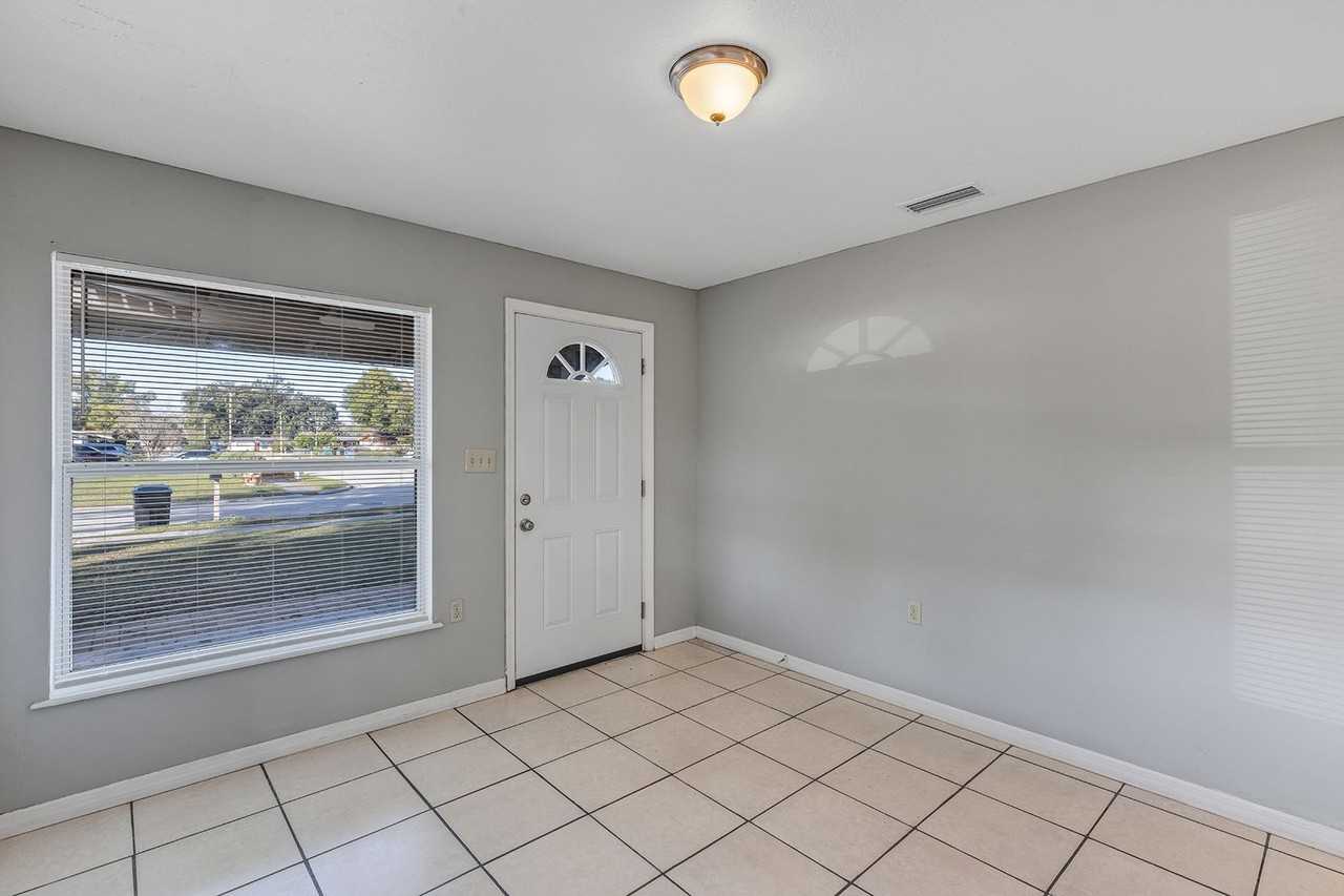 435 Gilman Cir - Photo 2 of 23