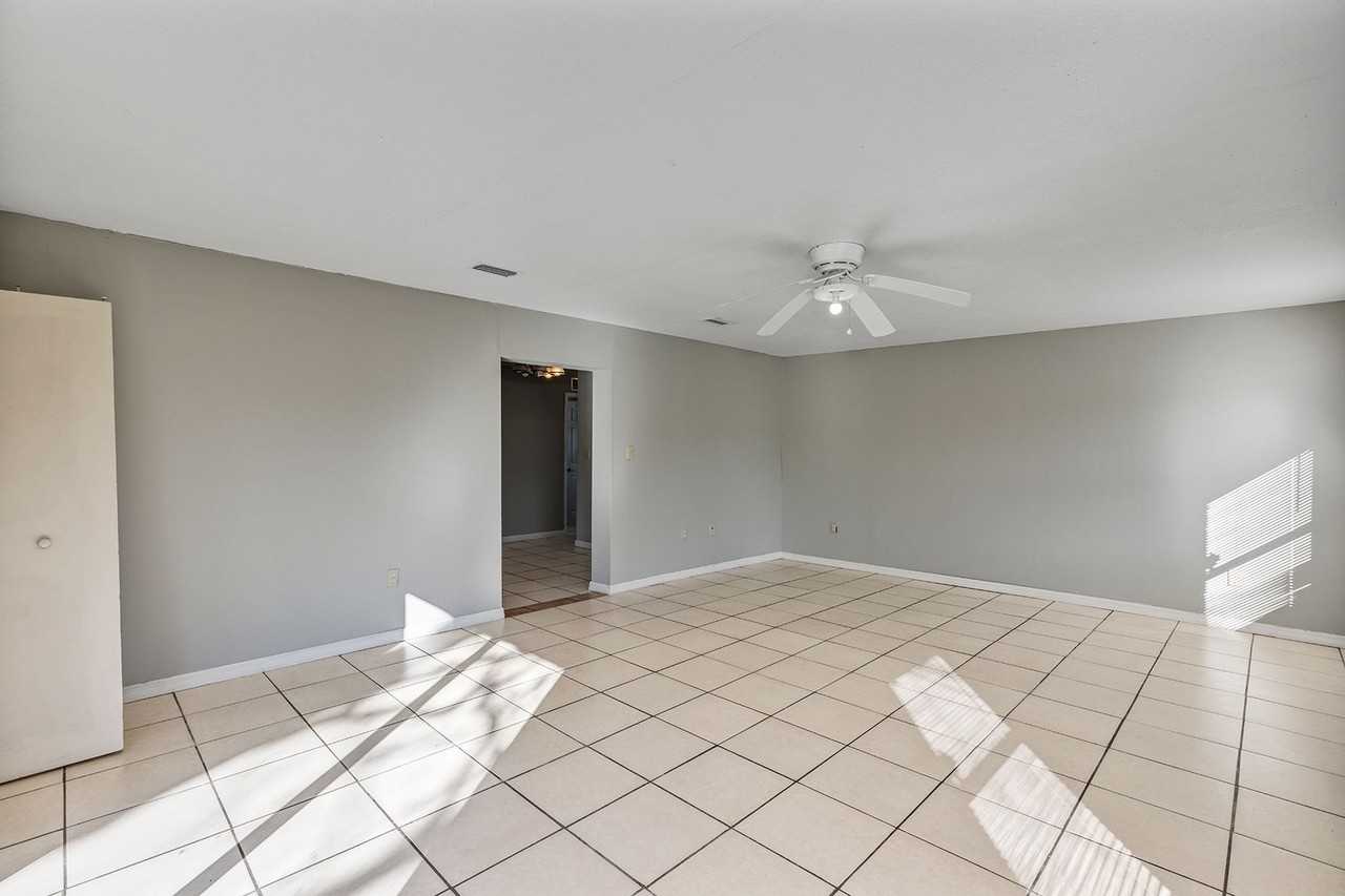 435 Gilman Cir - Photo 6 of 23