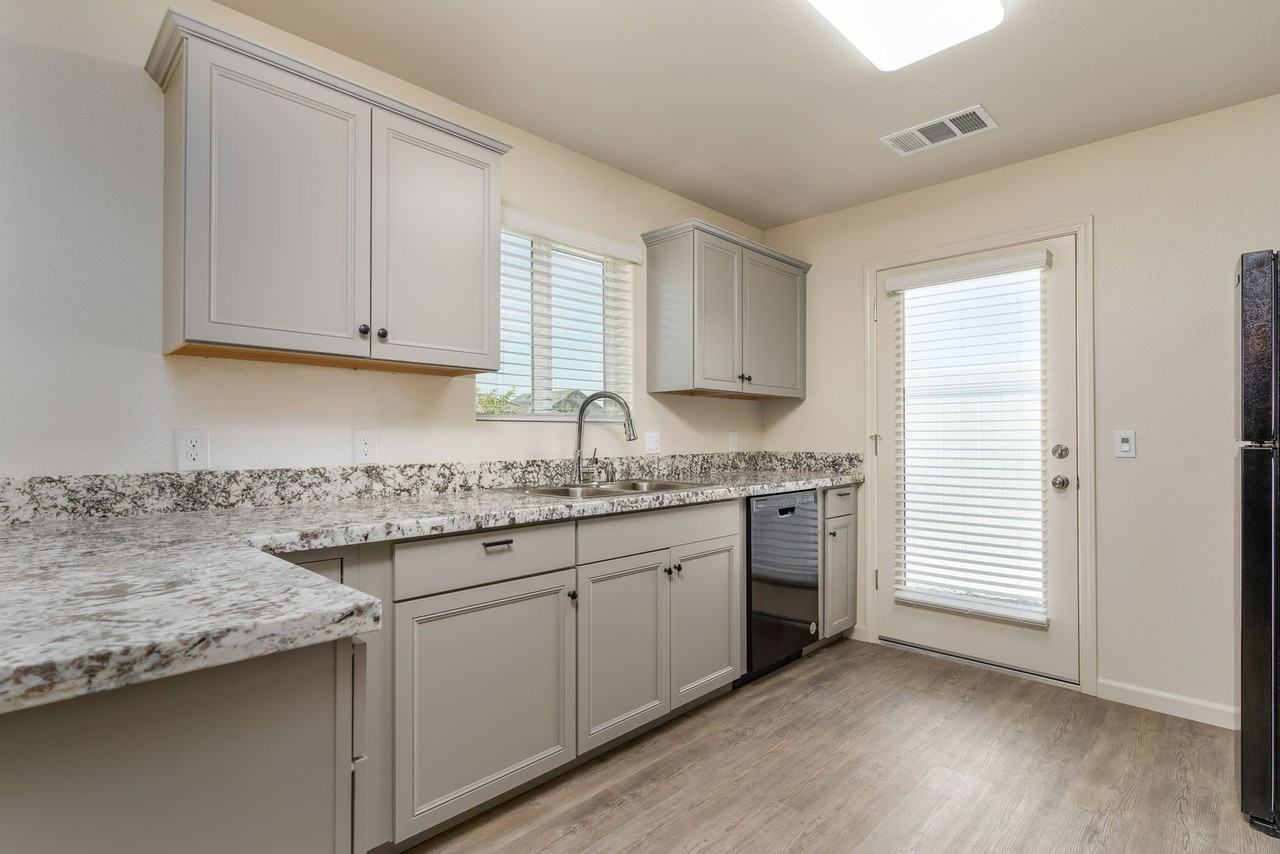 2488 Oakmont Cir - Photo 3 of 21