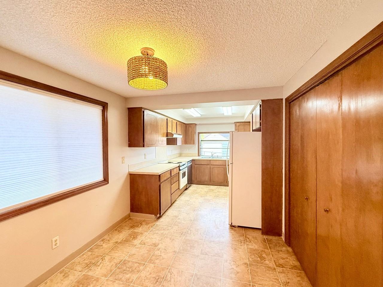 414 W 39th St - Photo 4 of 25