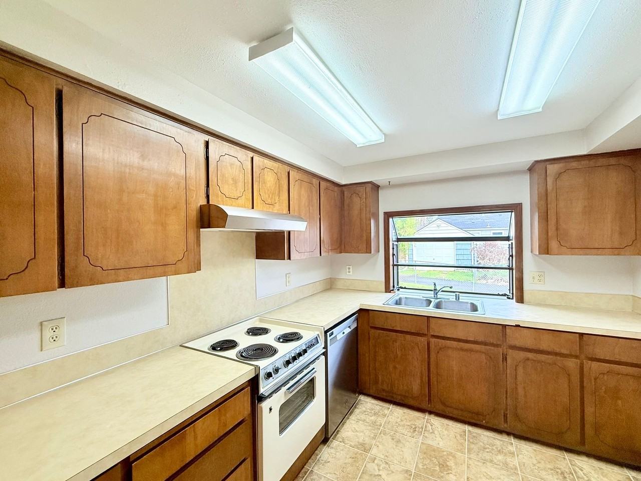 414 W 39th St - Photo 6 of 25