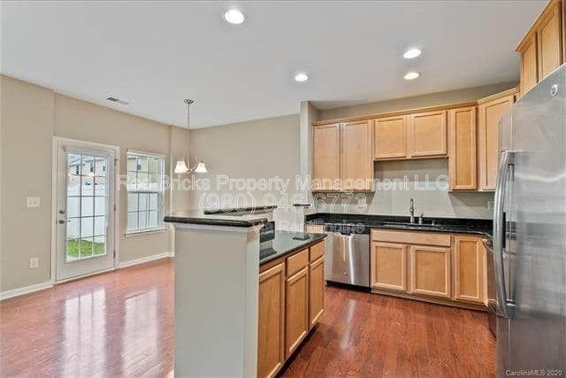 2420 Silverthorn Dr - Photo 7 of 16