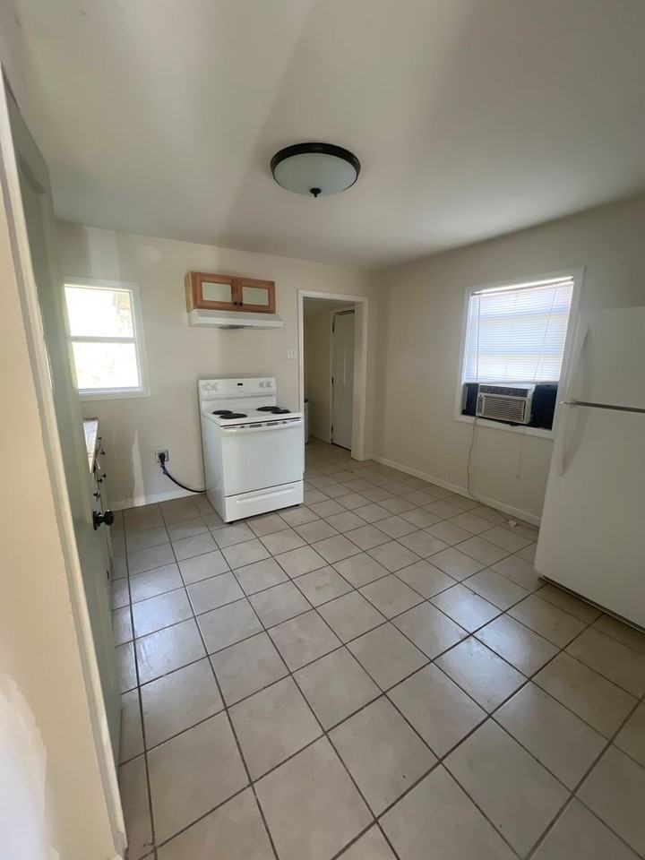 1623 1/2 4th St - Photo 4 of 6