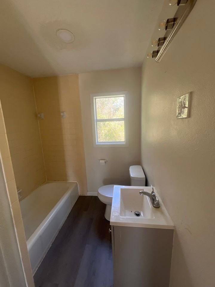 1623 1/2 4th St - Photo 5 of 6