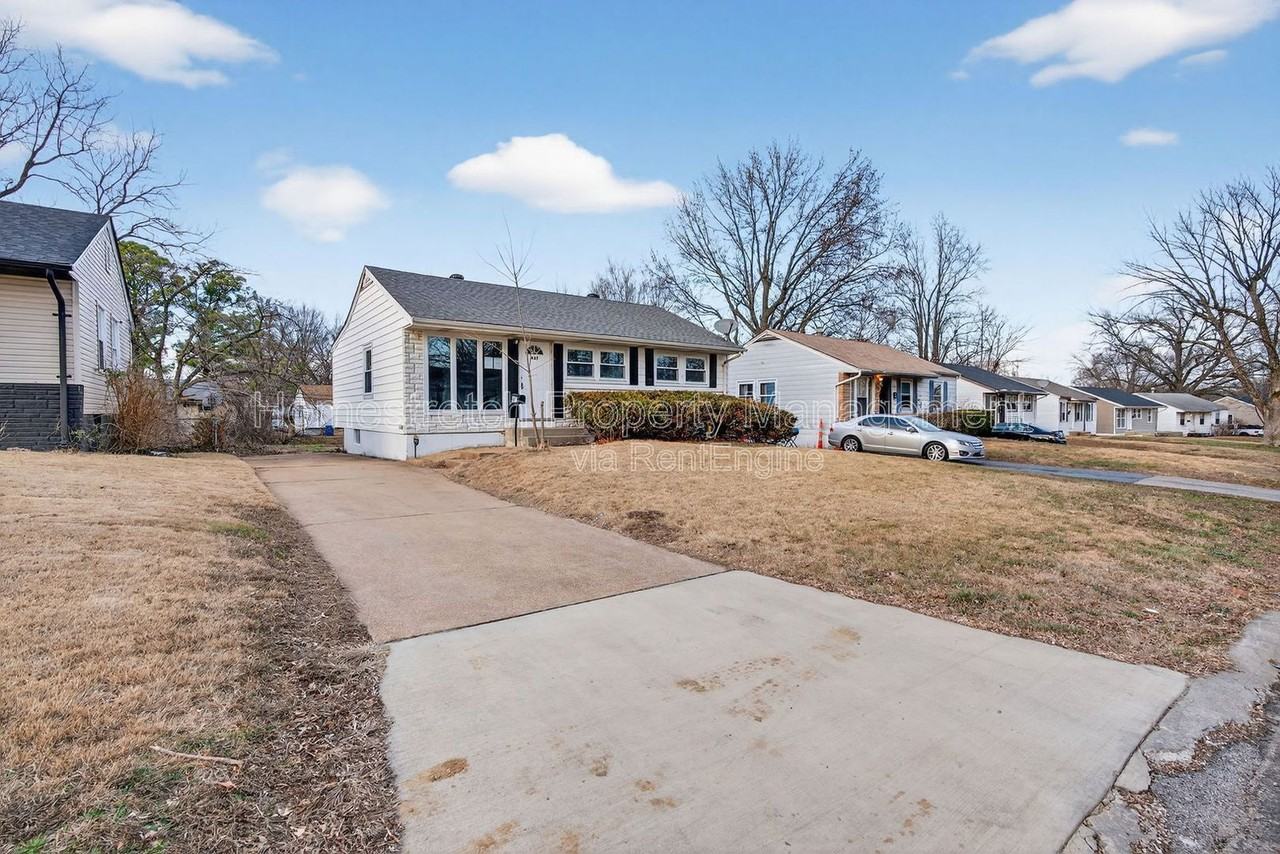 437 Lancashire Rd - Photo 2 of 37