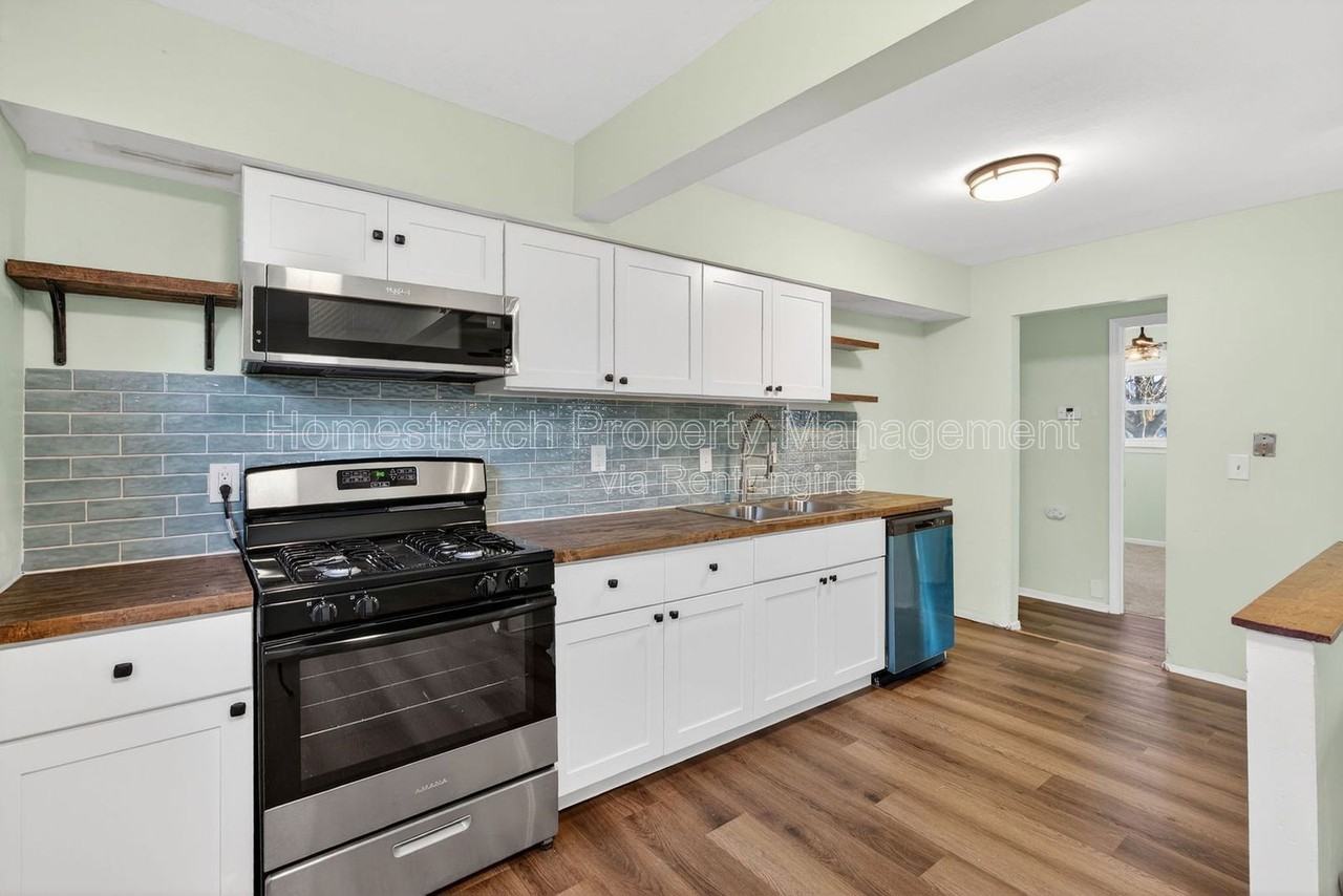 437 Lancashire Rd - Photo 5 of 37