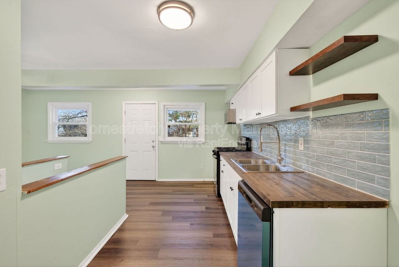 437 Lancashire Rd - Photo 6 of 37