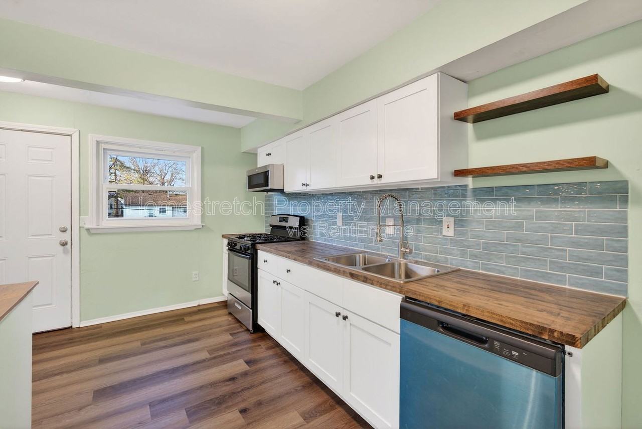 437 Lancashire Rd - Photo 7 of 37