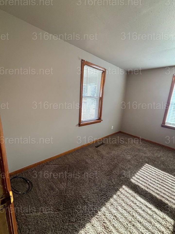 111 Poplar St - Photo 2 of 16