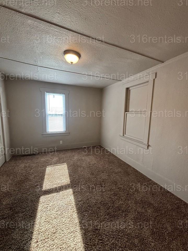 111 Poplar St - Photo 5 of 16