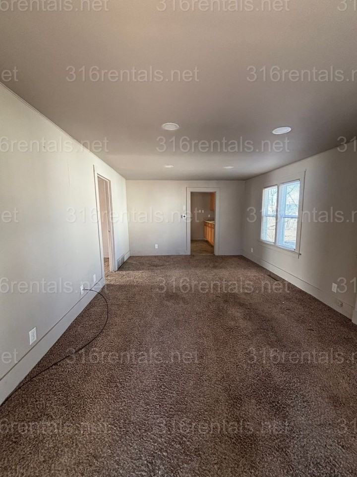 111 Poplar St - Photo 6 of 16