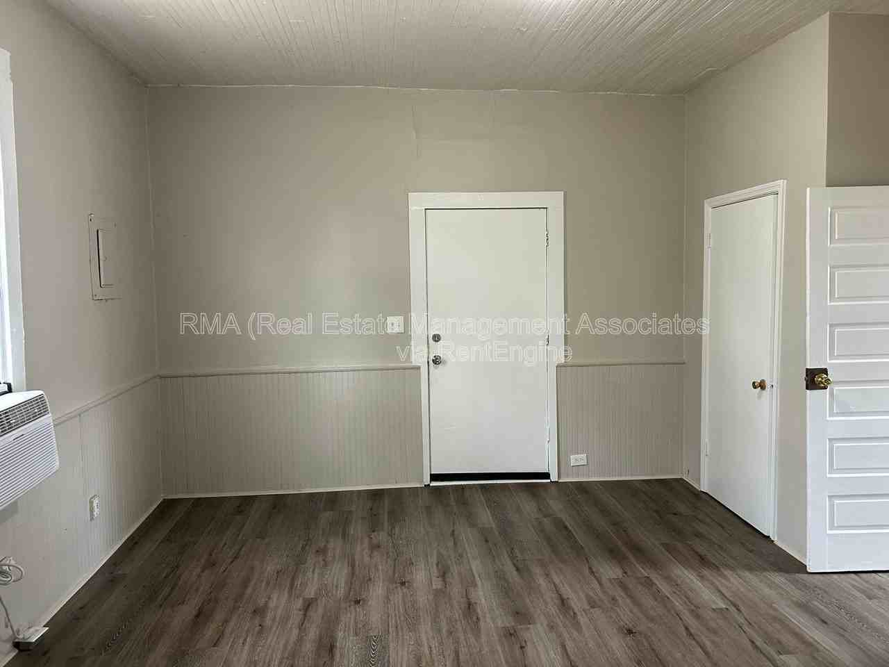 1035 W College St - Photo 2 of 6