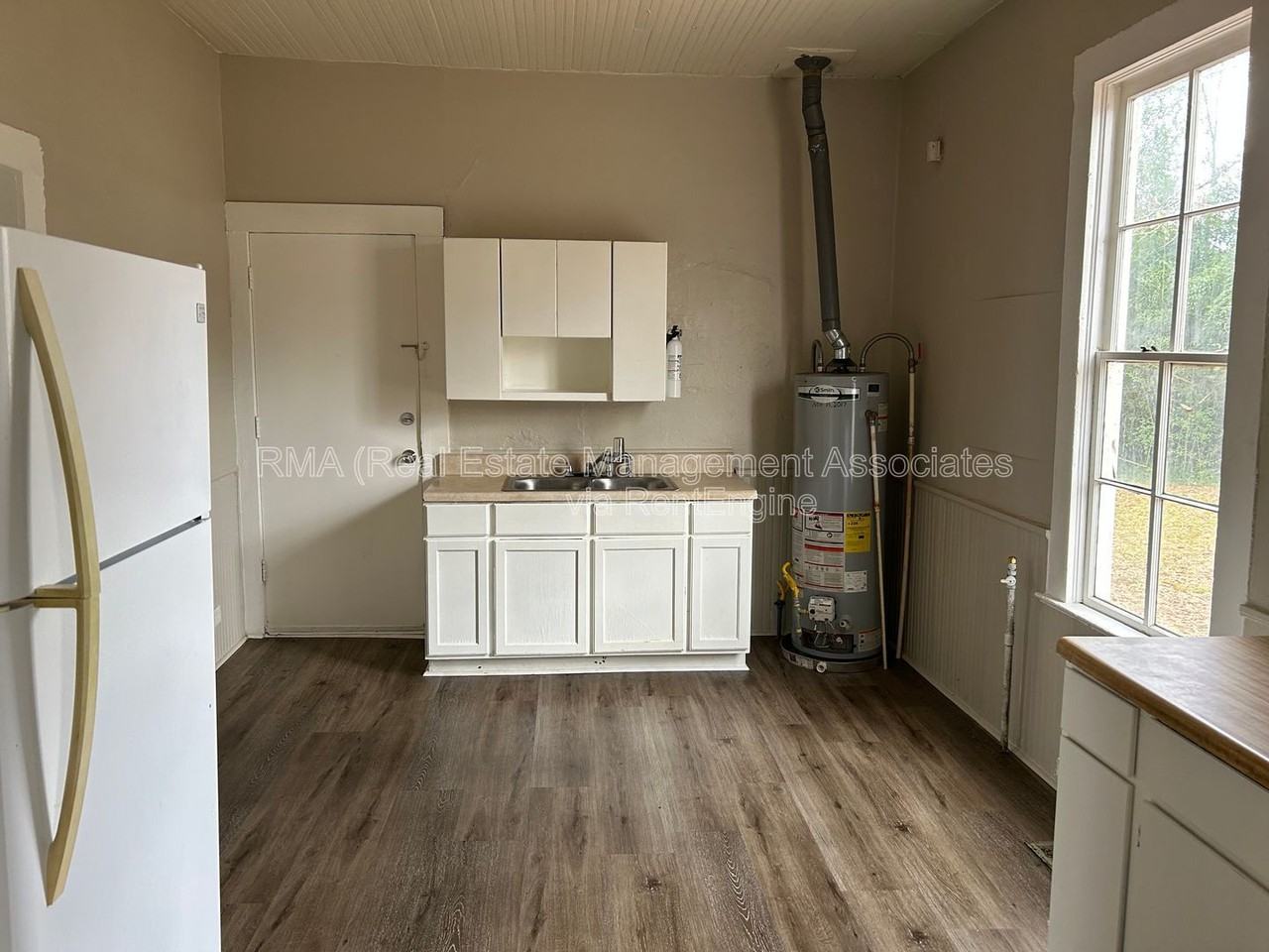 1035 W College St - Photo 3 of 6