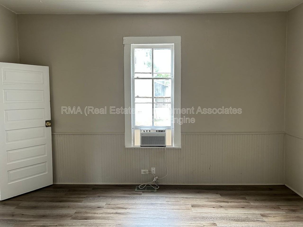 1035 W College St - Photo 4 of 6