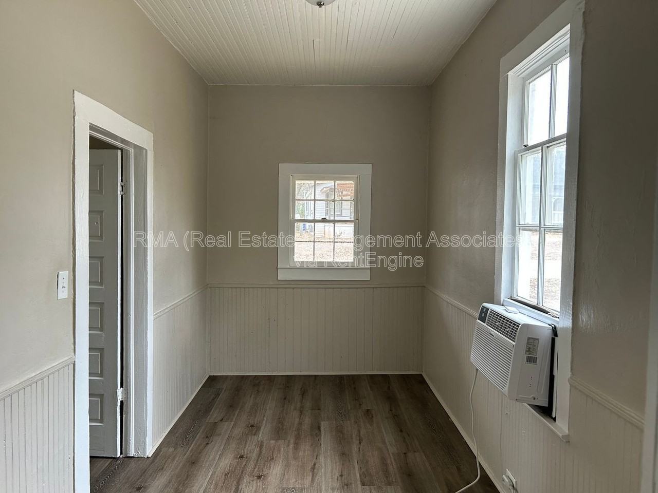 1035 W College St - Photo 5 of 6