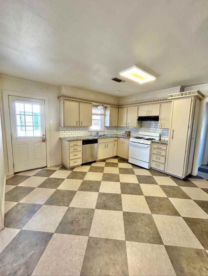 2610 36th St - Photo 4 of 14