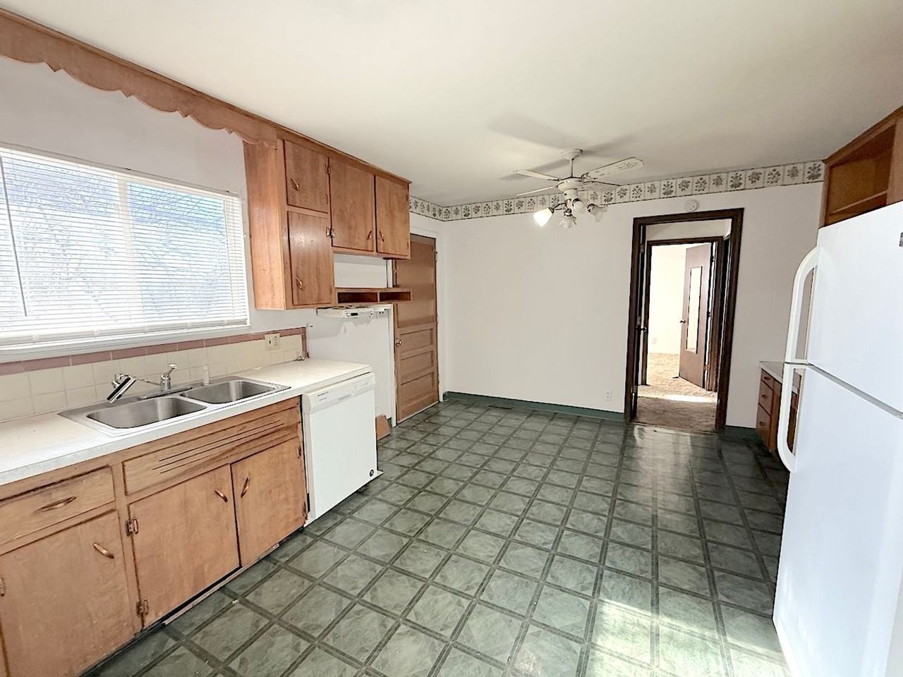 2117 Chester Ave - Photo 4 of 14