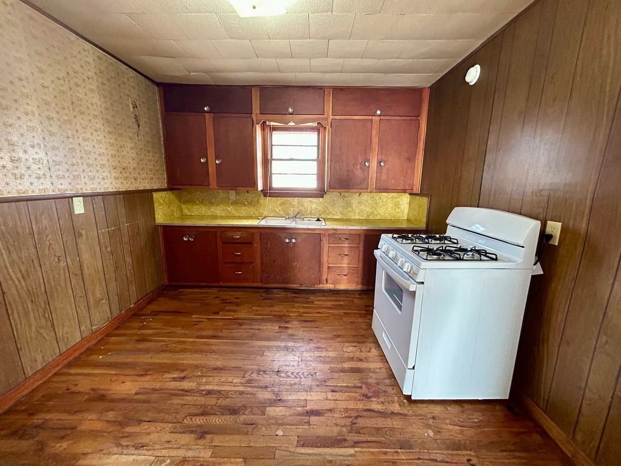 2808 1st St - Photo 4 of 8