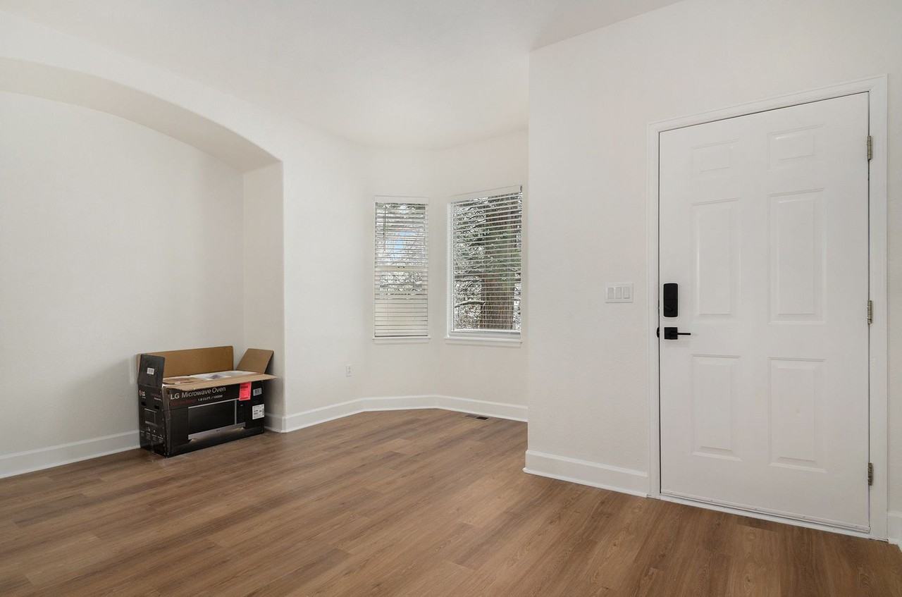 656 6th St - Photo 4 of 26