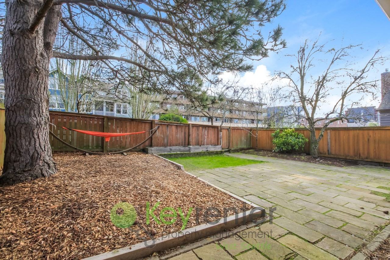 4439A 44th Ave Sw - Photo 3 of 32