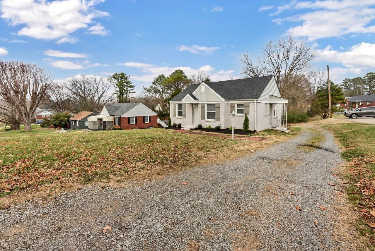 1737 Merritt Dr - Photo 4 of 27