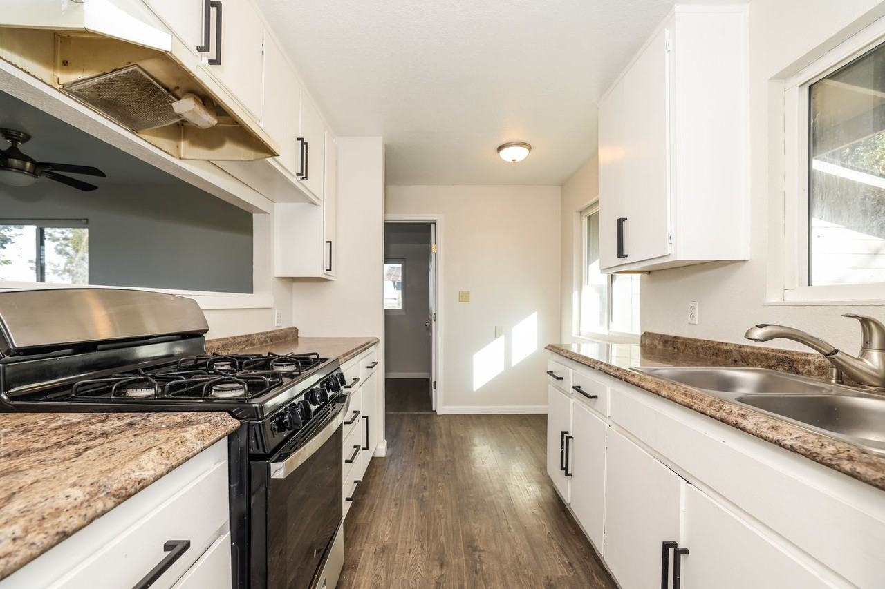 429 Sanford Rd - Photo 6 of 22