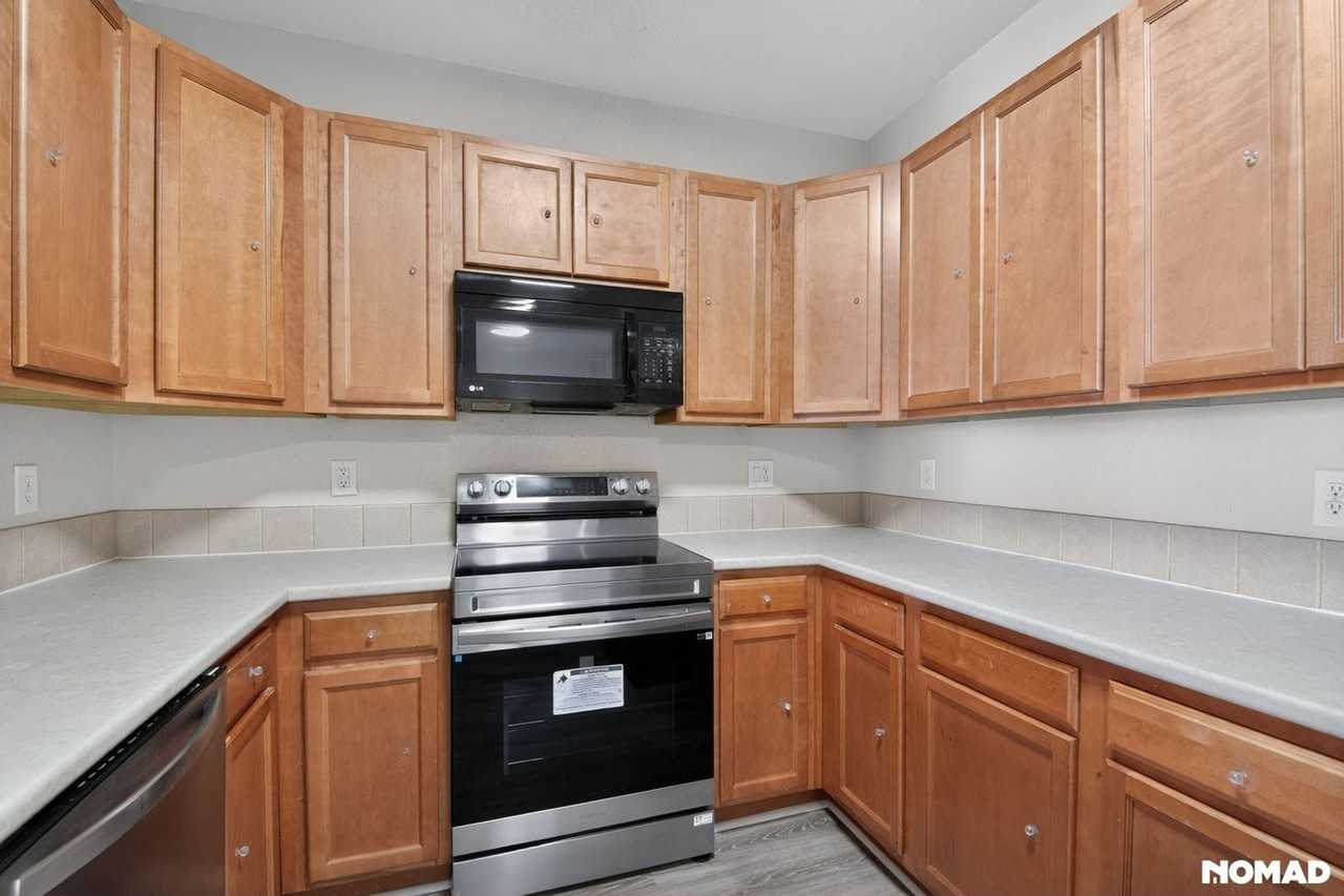 7222 S Blackhawk St - Photo 3 of 31