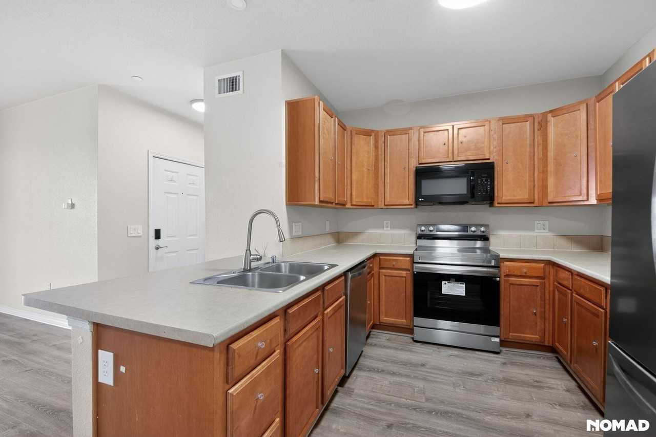 7222 S Blackhawk St - Photo 4 of 31