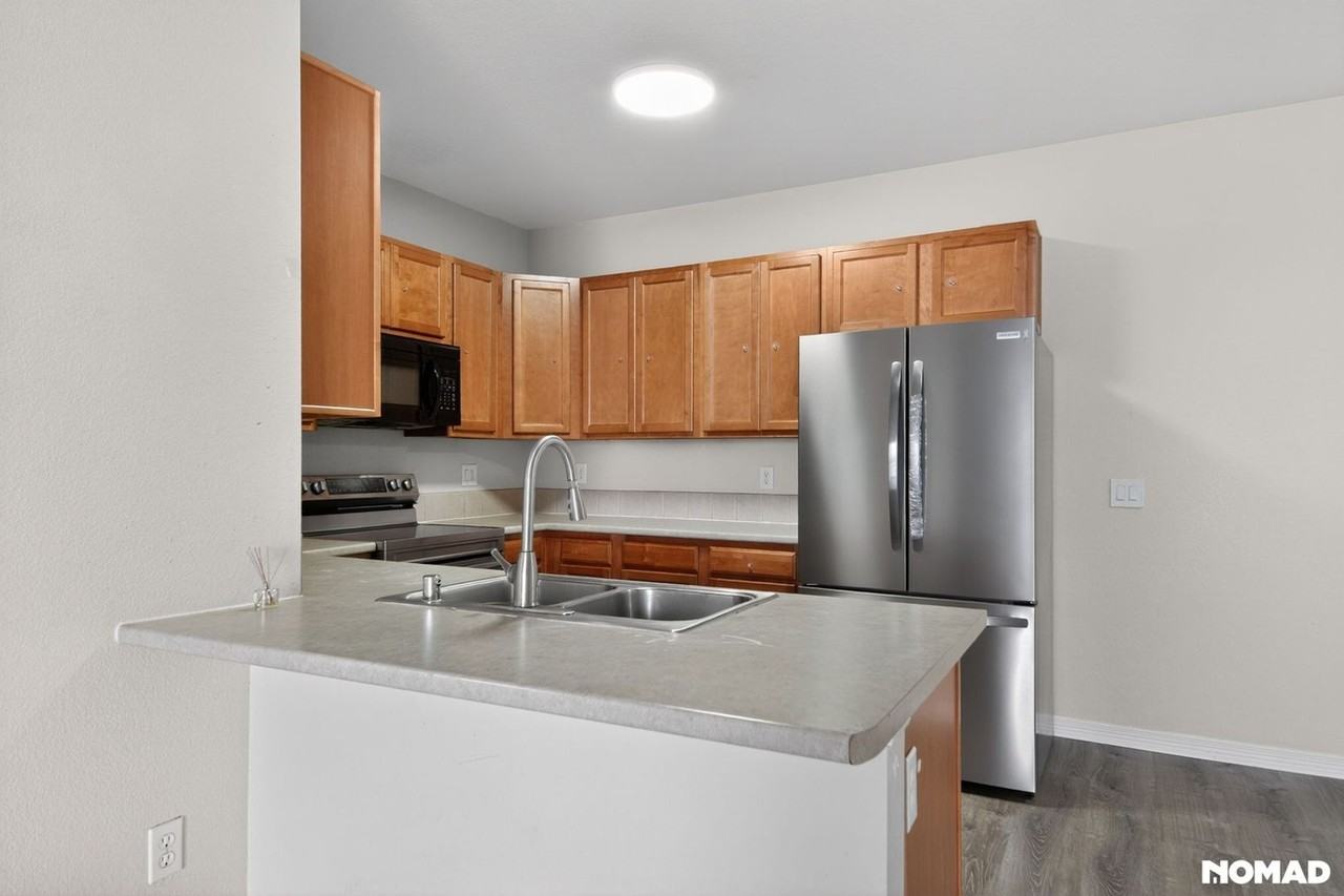 7222 S Blackhawk St - Photo 5 of 31