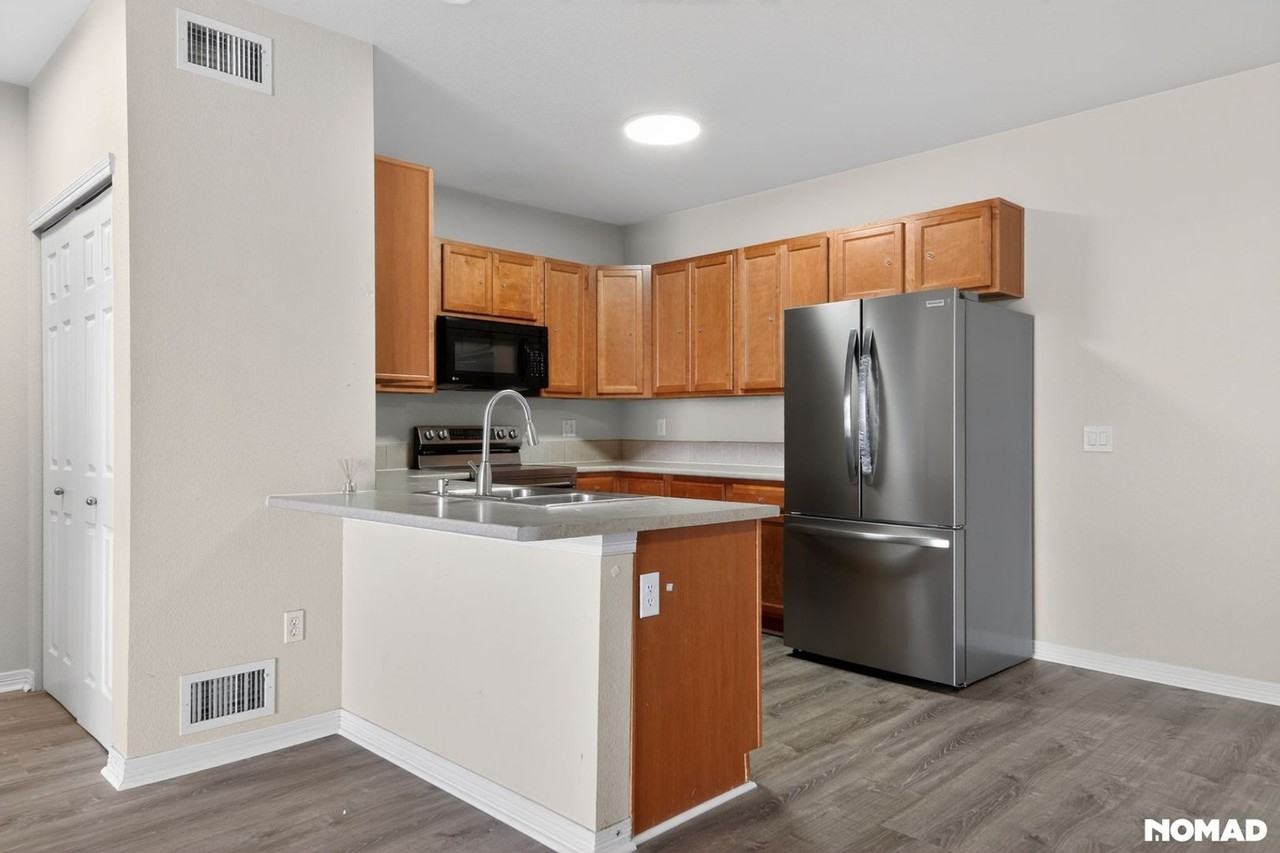 7222 S Blackhawk St - Photo 6 of 31