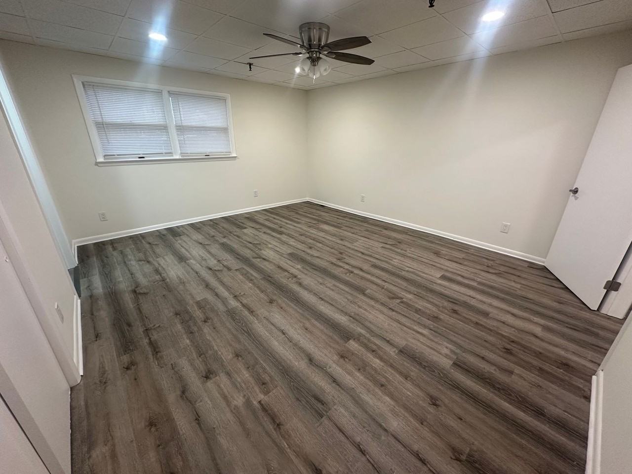 1725 Henry Ave - Photo 3 of 11