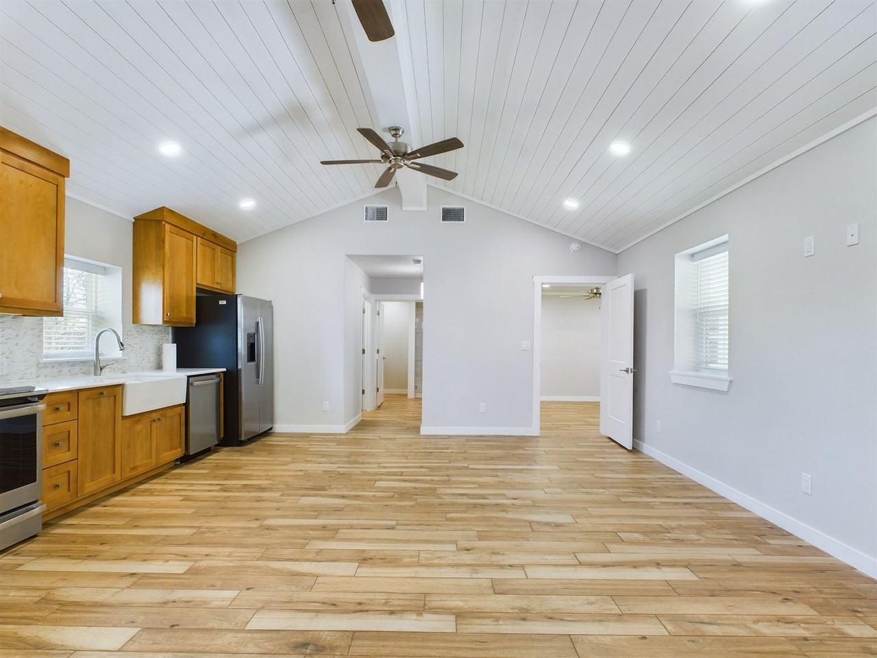 802 Apple St - Photo 2 of 9