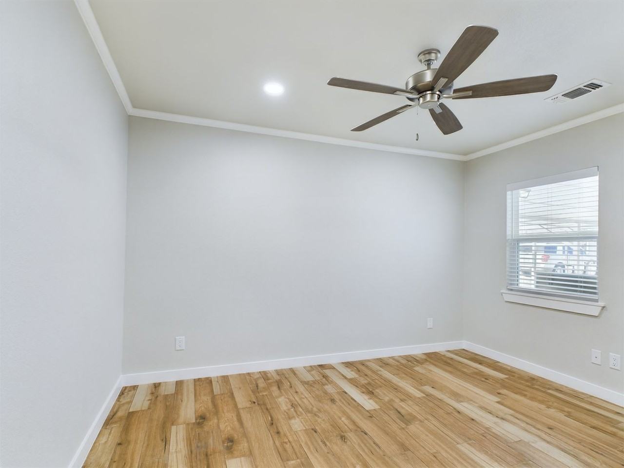 802 Apple St - Photo 5 of 9