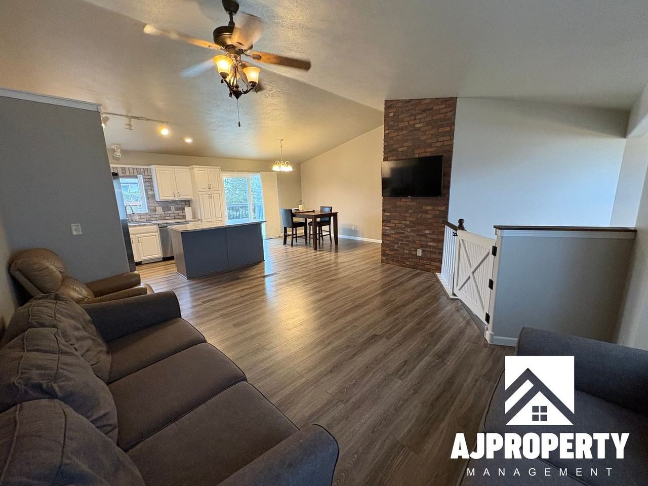 5509 S Sarmar Ave - Photo 5 of 34