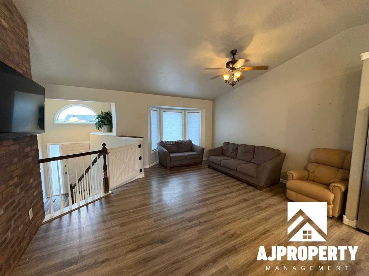 5509 S Sarmar Ave - Photo 6 of 34