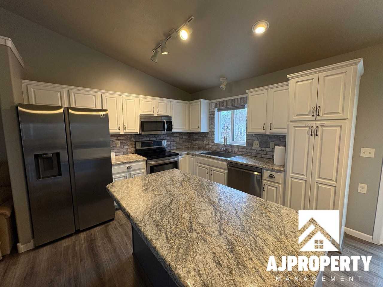 5509 S Sarmar Ave - Photo 7 of 34