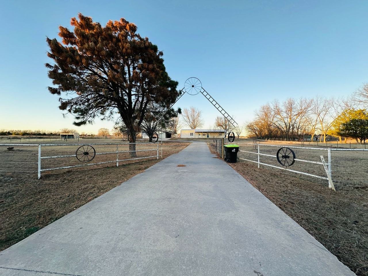 7051 N Sun Country Rd - Photo 2 of 29