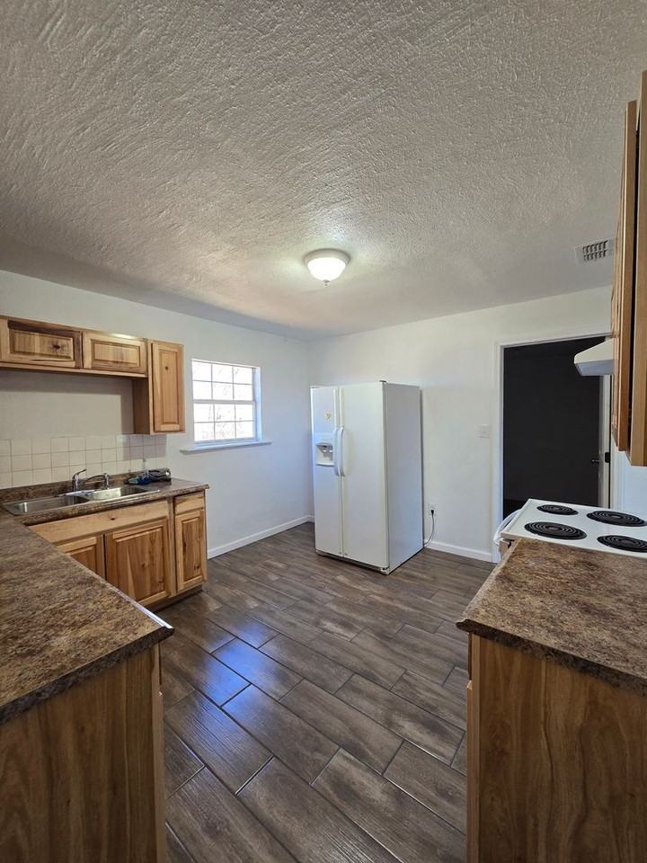 208 Lincoln Ave - Photo 7 of 12