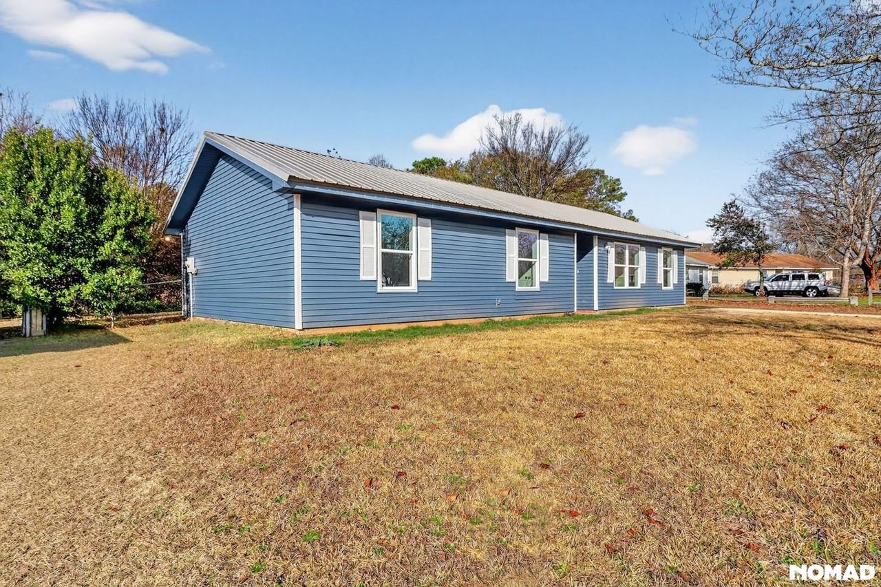 215 Oxford Ln - Photo 3 of 32