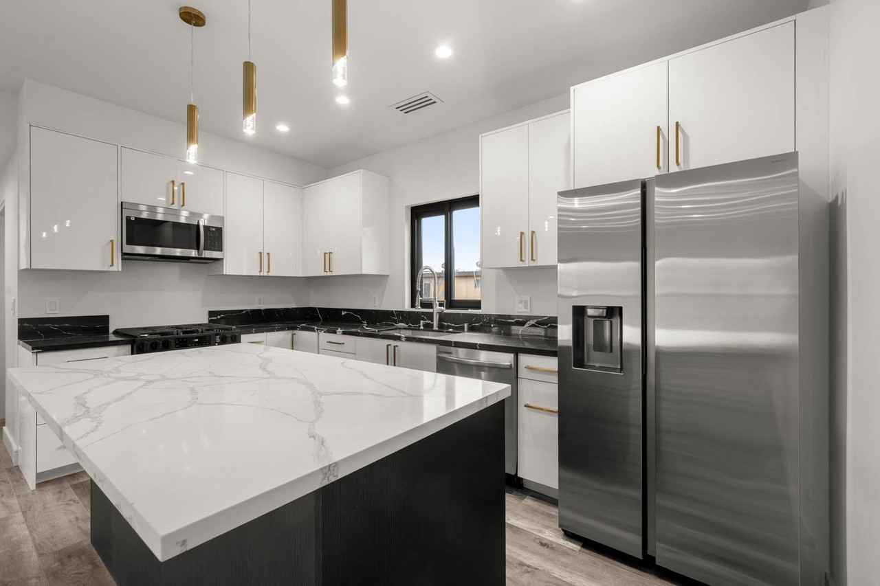 1920 S Sherbourne Dr - Photo 3 of 34