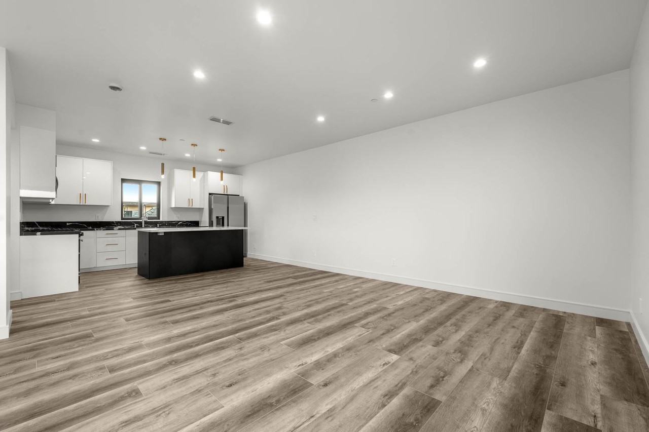 1920 S Sherbourne Dr - Photo 7 of 34