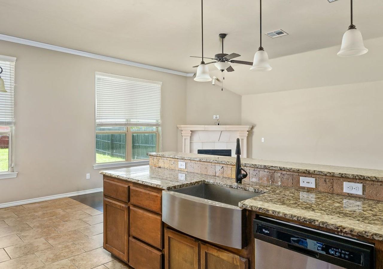 6600 Nw 159th St - Photo 4 of 14