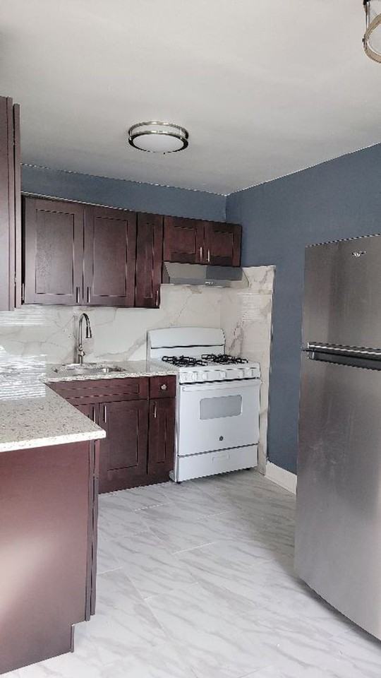 7703 Woolston Ave - Photo 6 of 13