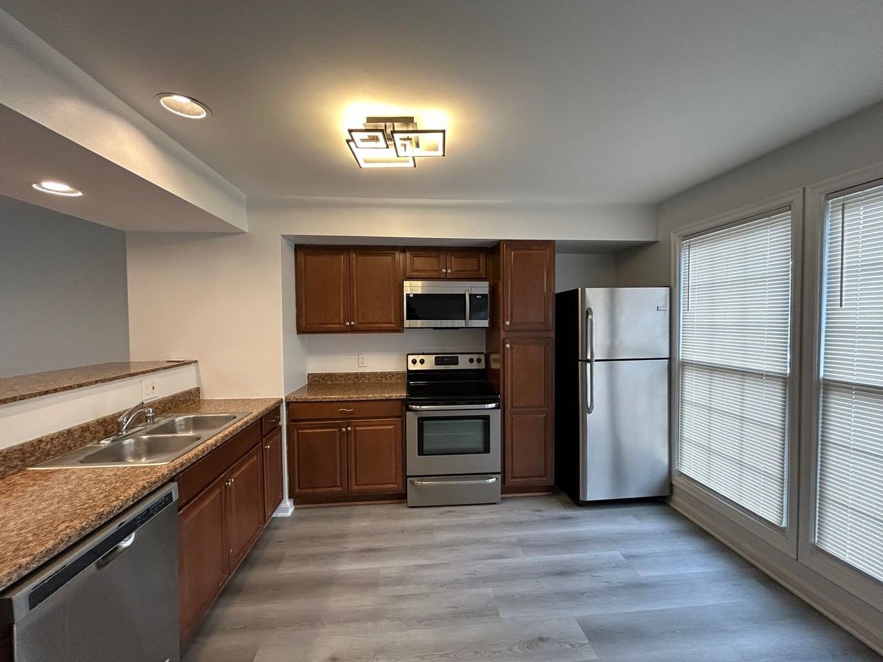 658 Corsica Ave - Photo 5 of 22